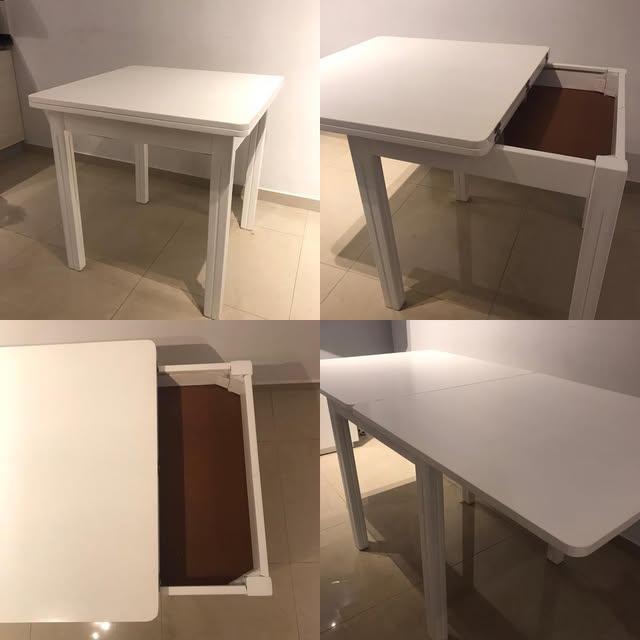 Mesa blanca extensible vista cerrada, con el tablero deslizado y abierta