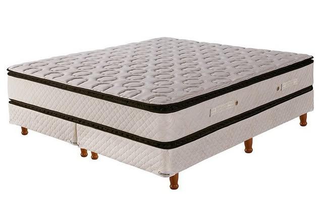 Sommier con colchón pillow top y base con patas de madera